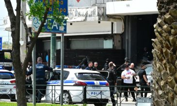 Ποινική δίωξη στον 58χρονο που άνοιξε πυρ με ούζι έξω από μπαρ στην Καλλιθέα