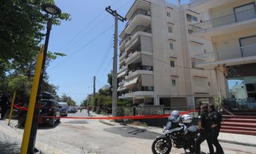 Σκληρό βίντεο: Η στιγμή που πέφτουν στο κενό οι δύο 17χρονες στην Ηλιούπολη και τις βλέπει γείτονας