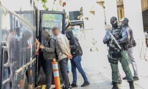 Ληστεία στην Τιθορέα: Δίωξη για σωρεία κακουργημάτων σε βάρος των οκτώ συλληφθέντων