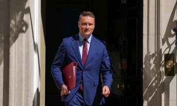 Κρίση στην Μεγάλη Βρετανία: Παραιτήθηκε και ο υπουργός Υγείας – Ακροβατεί η κυβέρνηση του Κιρ Στάρμερ