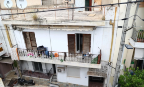 Υποσιτισμένα τα τρία παιδιά που ζούσαν σε τρώγλη στους Αγίους Αναργύρους – Έχουν μεταφερθεί στο Παίδων