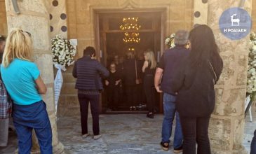 Μέσα σε κλίμα οδύνης η κηδεία μητέρας και κόρης που έχασαν τη ζωή του στο φρικτό τροχαίο στη Ρόδο