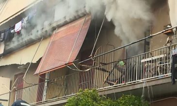 Φωτιά σε διαμέρισμα στη Δραπετσώνα – Επιχείρηση της Πυροσβεστικής με βραχιονοφόρο όχημα