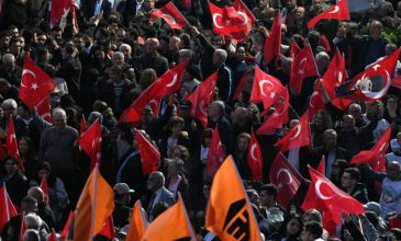 Τουρκία: Επέμβαση της αστυνομίας στα κεντρικά γραφεία του CHP – Ο Κιλιτσντάρογλου κάλεσε δυνάμεις να απομακρύνει τον Οζγκιούρ Οζέλ