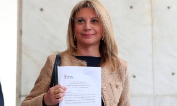 Η Μαρία Καρυστιανού κατέθεσε στον Άρειο Πάγο την ιδρυτική διακήρυξη για το κόμμα «Ελπίδα για τη Δημοκρατια» – Με 650 υπογραφές