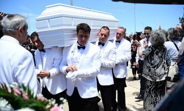 Ράγισαν καρδιές στο τελευταίο «αντίο» στην Γωγώ Μαστροκώστα: Το λευκό φέρετρο και οι σπαρακτικοί επικήδειοι του Τραϊανού Δέλλα και της κόρης τους, Βικτώριας