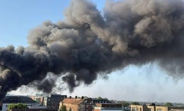 Πυρκαγιά ξέσπασε σε κατάστημα που πουλάει τρόφιμα κόσερ στο Λονδίνο – Κινητοποιήθηκαν 100 πυροσβέστες