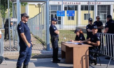 Δίκη για τα Τέμπη: Eλλείψεις στα συστήματα ασφαλείας του σιδηροδρόμου και απειρία, επικαλέστηκε o συνήγορος του σταθμάρχη