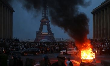 Ένας νεκρός και 219 τραυματίες από τις ταραχές που ξέσπασαν στη Γαλλία στο περιθώριο των εορτασμών για τη νίκη της Παρί Σεν Ζερμέν