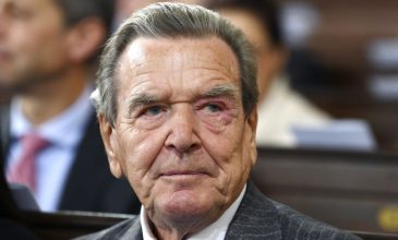 Στη Μόσχα εθεάθη ο Γκέρχαρντ Σρέντερ – Αντιδράσεις για τη συμμετοχή Γερμανών βουλευτών της ΑfD στο Οικονομικό Φόρουμ της Αγίας Πετρούπολης