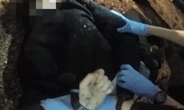 Οργή έχει προκαλέσει ένα βίντεο με τη σύλληψη φοιτητή από την βρετανική αστυνομία την ώρα που ξεψυχάει
