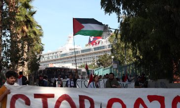 Διαδηλωτές προσπαθούν να αποτρέψουν την αποβίβαση Ισραηλινών τουριστών από κρουαζιερόπλοιο στον Πειραιά