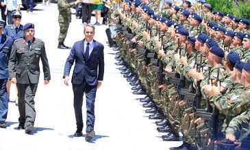 Το τελευταίο «αντίο» στον Νίκο Ταγαρά, παρουσία του πρωθυπουργού, Κυριάκου Μητσοτάκη, στην Κόρινθο – Δείτε φωτογραφίες