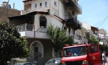 Απεγκλωβίστηκε ένας άνδρας από το φλεγόμενο διαμέρισμα στον Κορυδαλλό