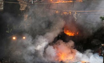 Φονική πυρκαγιά σε ξενοδοχείο στο Νέο Δελχί: Συνελήφθη ο ιδιοκτήτης – Τουλάχιστον 21 νεκροί