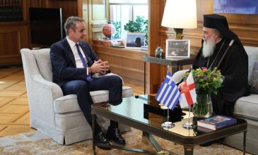 Συνάντηση πρωθυπουργού με πατριάρχη Ιεροσολύμων: Στο επίκεντρο η διαφύλαξη του status quo των Αγίων Τόπων