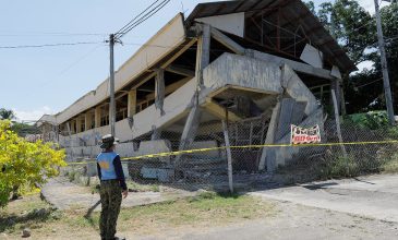 Σεισμός στις Φιλιππίνες: Σε τουλάχιστον 15 ανήλθαν οι νεκροί, σύμφωνα με νέο απολογισμό – Ήρθη ο συναγερμός για τσουνάμι