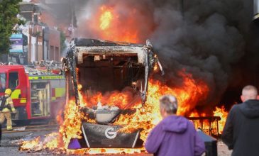 Επεισόδια στο Μπέλφαστ, διαδηλωτές απέκλεισαν δρόμους και πυρπόλησαν οχήματα