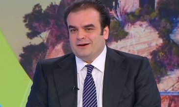 Πιερρακάκης: «Η ρήτρα διαφυγής για την ενέργεια αντιστοιχεί σε έργα 1,5 δισ. ευρώ την τριετία ’26-’28. Οι επενδύσεις αυτές θα μειώσουν το κόστος για τους πολίτες»