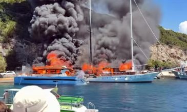 Στις φλόγες δύο σκάφη στο λιμάνι Γάιος των Παξών – Δείτε βίντεο