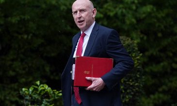 Παραιτήθηκε ο Βρετανός υπουργός Άμυνας Τζον Χίλι λόγω διαφωνιών για τις στρατιωτικές δαπάνες