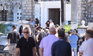 Σε κλίμα οδύνης η κηδεία της 54χρονης μητέρας και του 26χρονου γιου της που δολοφονήθηκαν στο Αίγιο – Αρνείται κάθε εμπλοκή ο 65χρονος Ιταλός