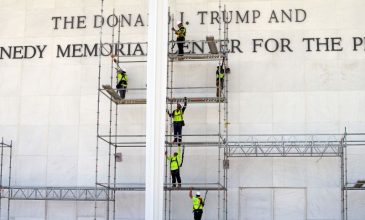 Αφαιρέθηκε το όνομα του Ντόναλντ Τραμπ από το Κέντρο Κένεντι