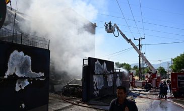 Πολύ βελτιωμένη η εικόνα της πυρκαγιάς σε κατάστημα ανταλλακτικών αυτοκινήτων στο Μενίδι – Δείτε φωτογραφίες και βίντεο