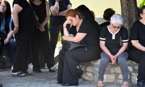 Σε κλίμα οδύνης η κηδεία της 45χρονης που δολοφονήθηκε από τον σύζυγό της στη Δράμα – Τραγικές φιγούρες τα δύο παιδιά του ζευγαριού