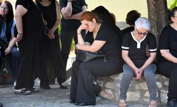 Σε κλίμα οδύνης η κηδεία της 45χρονης που δολοφονήθηκε από τον σύζυγό της στη Δράμα – Τραγικές φιγούρες τα δύο παιδιά του ζευγαριού