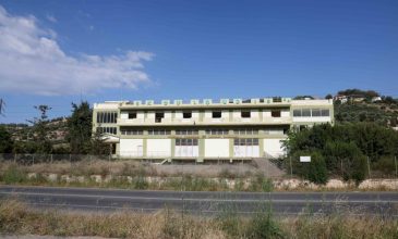 Επιχείρηση της πυροσβεστικής για την κατάσβεση φωτιάς στις αποθήκες Σκουλούδη στο Ηράκλειο