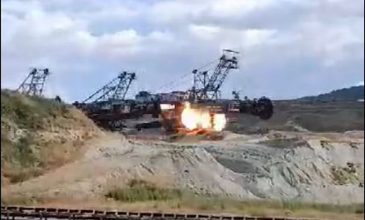 Με ελεγχόμενη έκρηξη κατάστρεψαν τρεις παλιούς καδοφόρους εσκαφείς της ΔΕΗ στην Κοζάνη