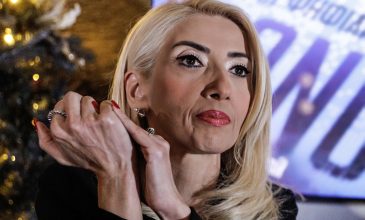 Στο νοσοκομείο η Μίνα Καραμήτρου – Τραυματίστηκε μετά από έκρηξη εξωτερικής μονάδας κλιματισμού