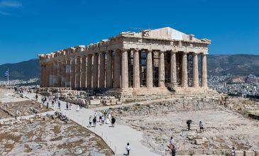 Το δυτικό αέτωμα του Παρθενώνα συμπληρώνεται μετά από 220 χρόνια – «Το αντικρίζουμε όπως δεν το είχαμε δει εδώ και δύο αιώνες» είπε η Μενδώνη