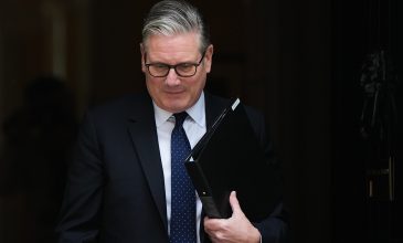 Ραγδαίες πολιτικές εξελίξεις στη Βρετανία: Την παραίτηση του ανακοίνωσε ο Στάρμερ – Είπε πως είναι ξεκάθαρο ότι το κόμμα επιθυμεί την αποχώρηση του