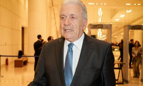 Στη Βουλή διαβιβάστηκε το αίτημα άρσης ασυλίας για τον Δημήτρη Αβραμόπουλο – Ποια αδικήματα τού αποδίδουν οι Βέλγοι