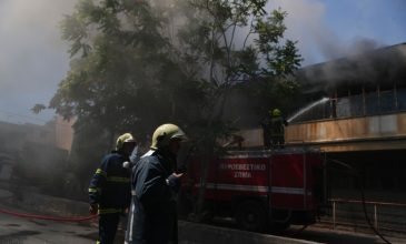 Κατέρρευσε μέρος της οροφής του εργοστασίου πλαστικών που έχει πάρει φωτιά στο Αιγάλεω