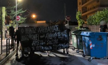 Άγνωστοι έγραψαν συνθήματα έξω από το σπίτι του Νίκου Χαρδαλιά – «Θα μας ξαναβρείς μπροστά σου»
