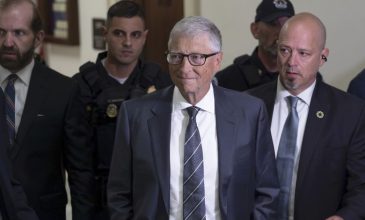Ο Μπιλ Γκέιτς υποστηρίζει ότι ο Τζέφρι Έπστιν σκόπευε να τον εκβιάσει, επειδή γνώριζε τις εξωσυζυγικές σχέσεις του