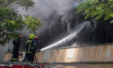 Καίει για δεύτερη ημέρα η φωτιά στο εργοστάσιο πλαστικών στο Αιγάλεω