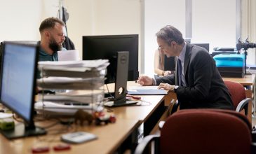 Στο ΑΤ Συντάγματος πήγε ο Κυριάκος Μητσοτάκης για να βγάλει νέα ταυτότητα – Δείτε βίντεο