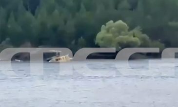 Βίντεο από τη στιγμή που πυροσβεστικό ελικόπτερο έπεσε στην τεχνητή λίμνη Αώου, στο Μέτσοβο – Διασώθηκαν τα μέλη του πληρώματος