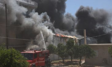 Ξέσπασε μεγάλη φωτιά σε αποθήκη ξυλείας σε κατοικημένη περιοχή στο Ηράκλειο – Ήχησε το 112 – Συγκλονιστικές εικόνες