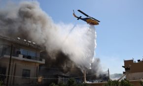 Σε ύφεση η φωτιά στο Ηράκλειο – Έπιασε σε αποθήκη ξυλείας, αλλά έκανε μεγάλες ζημιές και σε τρία σπίτια