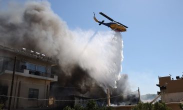 Σε ύφεση η φωτιά στο Ηράκλειο – Έπιασε σε αποθήκη ξυλείας, αλλά έκανε μεγάλες ζημιές και σε τρία σπίτια