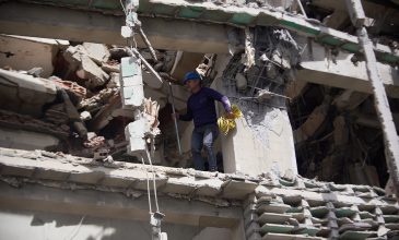 Φονικοί σεισμοί στη Βενεζουέλα: Αγωνιώδεις προσπάθειες για την ανεύρεση επιζώντων στα ερείπια κτιρίων που κατέρρευσαν – Πάνω από 900 νεκροί