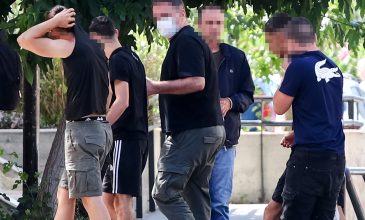 Δολοφονία του 15χρονου στην Καλλιθέα: Στη φυλακή οδηγούνται τρεις κατηγορούμενοι – «Φώναζα στο θύμα, ότι ο 17χρονος εχει μαχαίρι, να γυρίσει πίσω»