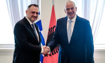 Συνάντηση Δένδια με τον Αλβανό ομόλογό του: Στο επίκεντρο η διμερής αμυντική συνεργασία, διεθνή ζητήματα ασφαλείας και η κυβερνοασφάλεια