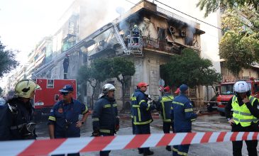 Κόλαση φωτιάς σε διώροφο σπίτι στην Καλλιθέα – Μία 75χρονη πήδηξε από μπαλκόνι για να σωθεί