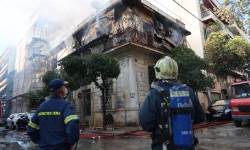 «Πήδα, μου έλεγαν, και με κράτησαν» – Συγκλονίζει η 75χρονη που πήδηξε από το μπαλκόνι φλεγόμενης μονοκατοικίας στην Καλλιθέα